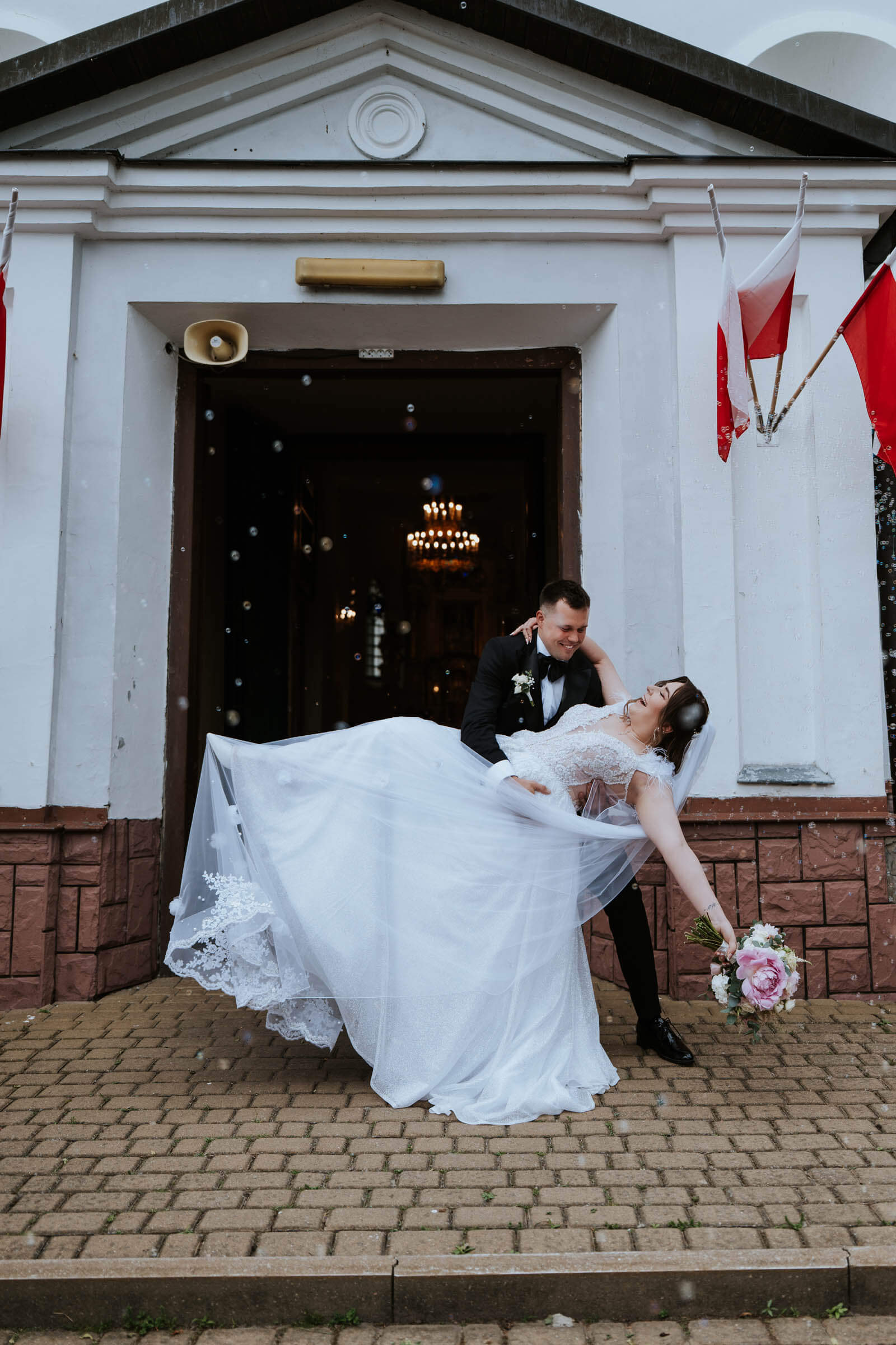 Patrycja i Konrad przed kościołem po ślubie w Siennicy Różanej